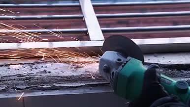 实拍建筑工人切割打磨建筑材料视频的预览图